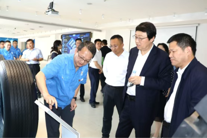 中国工程院院士、西安交通大学校长张立群到贵州轮胎股份有限公司调研(图4)
